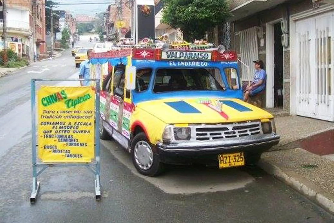 renault 18 colombia, chivas colombianas, buses escalera colombia, feria de las flores medellin, carros disfrazados, chiva en colombia, renault 18 1985, jesus antonio baez anaya, publicab bello