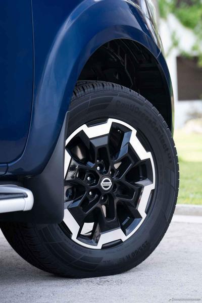 Nissan Navara Double Cab - Front wheel