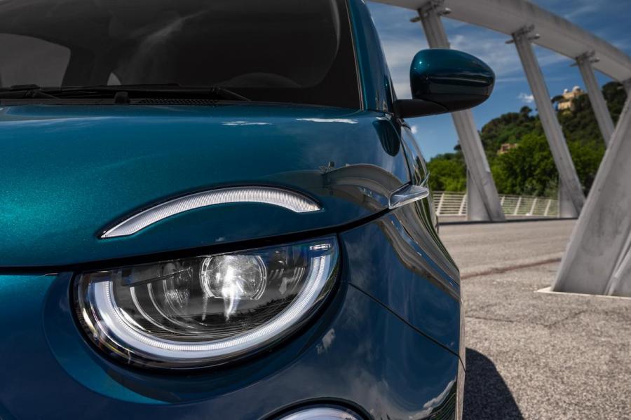 El Fiat 500 eléctrico estrenó su versión hatchback "La ...