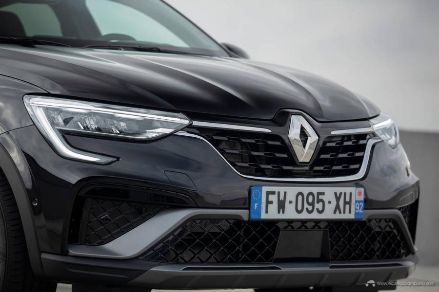 36-2021-Renault-ARKANA-Tests-drive-Metallic-Black