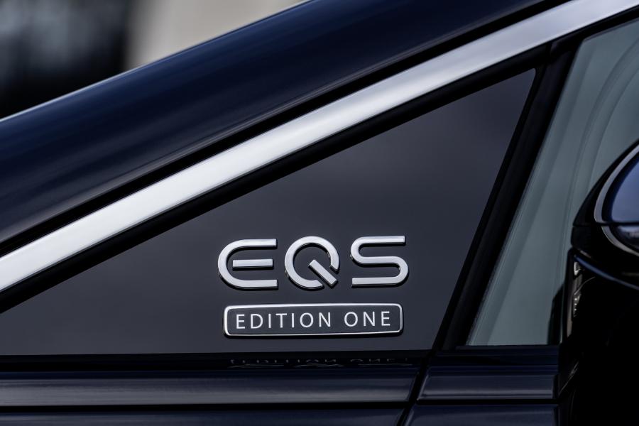 2022-Mercedes-Benz-EQS-10