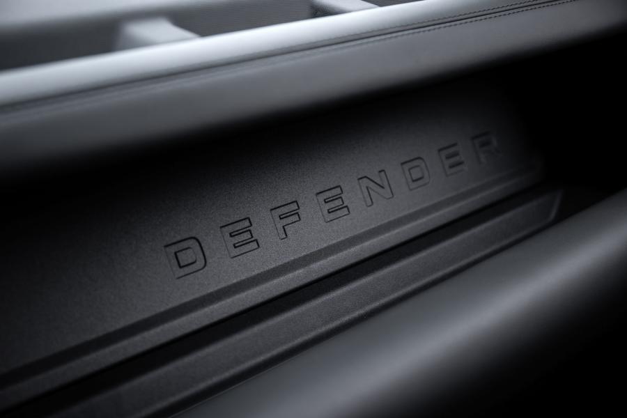 Land-Rover-Defender-V8-76