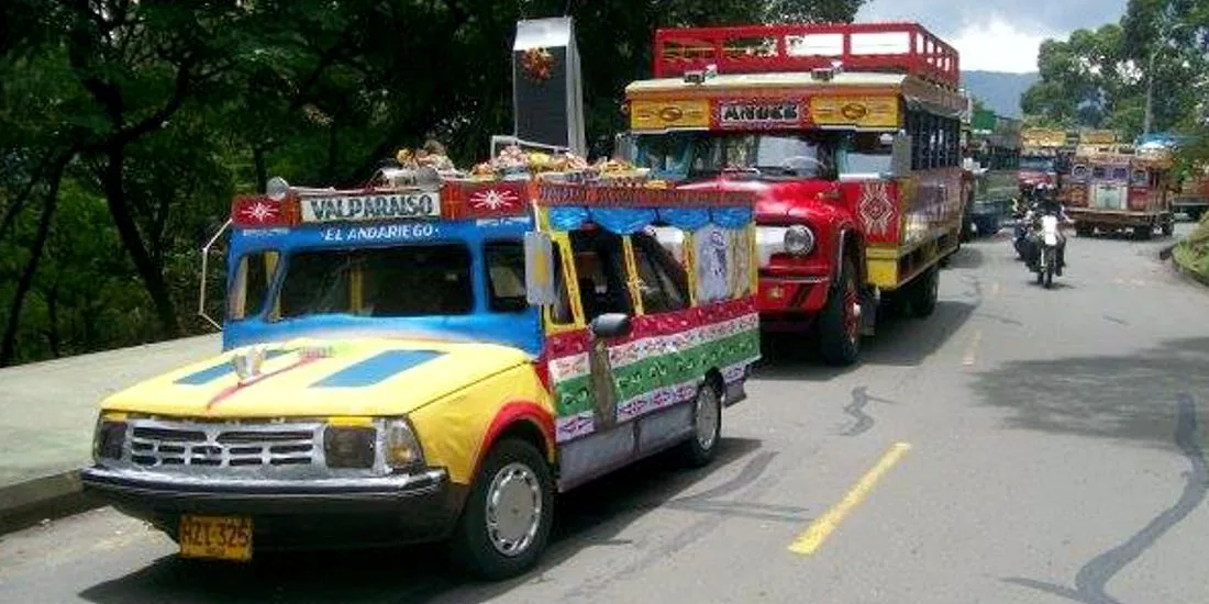 renault 18 colombia, chivas colombianas, buses escalera colombia, feria de las flores medellin, carros disfrazados, chiva en colombia, renault 18 1985, jesus antonio baez anaya, publicab bello