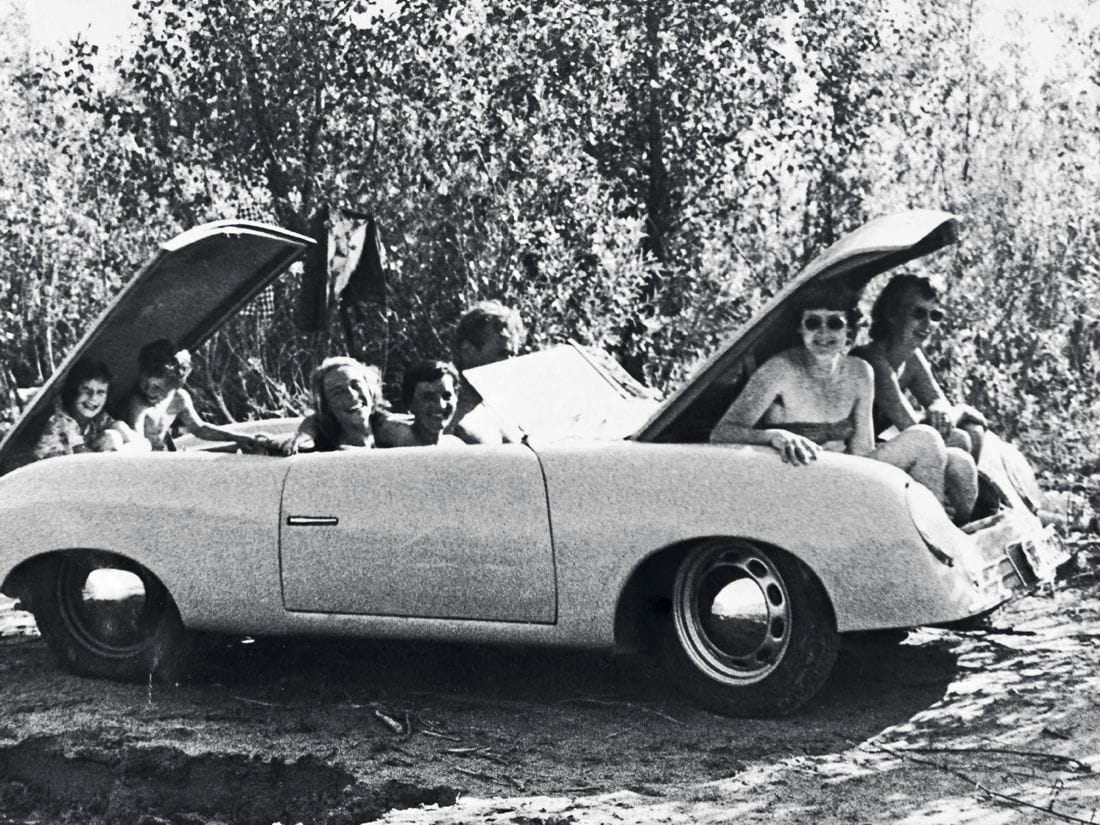 porsche 70 años, porsche 356 roadster 1948, porsche 356 roadster 1948 replica, replica del primer porsche, gira mundial del primer porsche, aniversario porsche 70 años, porsche en colombia, carros deportivos porsche