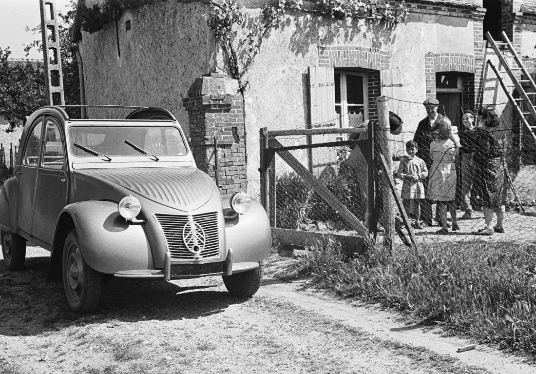 citroen 2cv, citroen 2cv lanzamiento, citroen 2cv 1948, citroen 2cv paris auto show 1948, citroen 2cv salon de paris 1948, citroen 2cv presentacion inicial, citroen 2cv historia