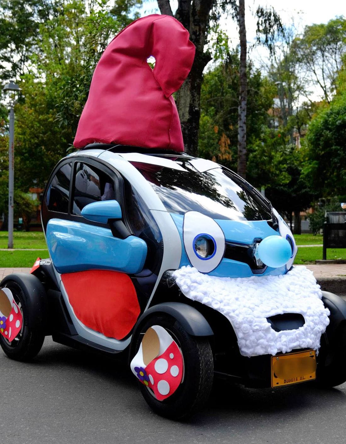 renault twizy, renault twizy colombia, renault twizy disfraces, renault twizy con disfraz, renault twizy disfrazado, carros con disfraz, disfraces para carros, halloween 2018, dia de las brujas 2018, dia de halloween 2018, carros electricos en colombia