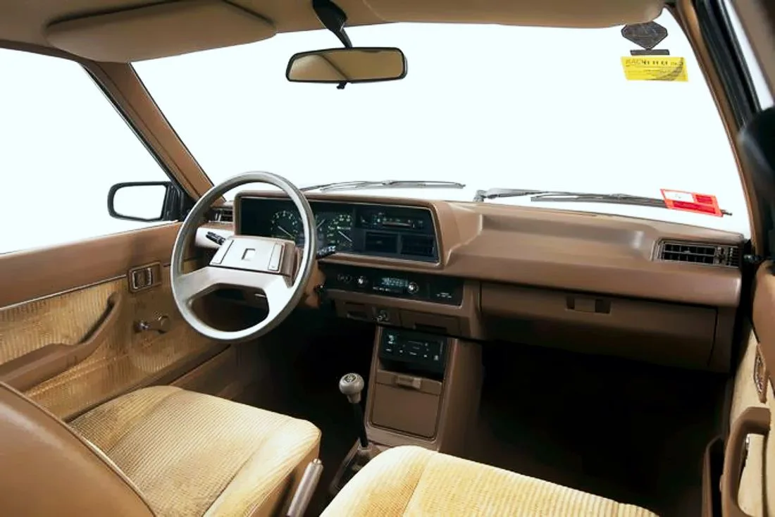 mazda 323 colombia, mazda 323 1983 colombia, mazda 323 1983, mazda 323 1984, mazda 323 1985, mazda 323 colombia, mazda 323 1500, mazda 323 1300, mazda 323 sedan 1983, mazda 323 hatchback 1983, mazda 323 1980, primeros mazda colombianos, mazda ensamblados en colombia, mazda colombia, mazda antiguos, mazda 323