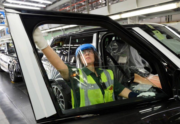 range rover aislamiento social, produccion de autos con aislamiento social, produccion en fabricas despues de covid-19, produccion en fabricas con covid-19, fabricas con aislamiento social, protocolos de bioseguridad en fabricas, bioseguridad por covid-19, bioseguridad por coronavirus, range rover 2020, produccion de jaguar-land rover en solihull