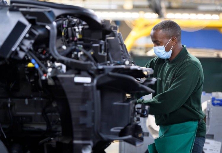 range rover aislamiento social, produccion de autos con aislamiento social, produccion en fabricas despues de covid-19, produccion en fabricas con covid-19, fabricas con aislamiento social, protocolos de bioseguridad en fabricas, bioseguridad por covid-19, bioseguridad por coronavirus, range rover 2020, produccion de jaguar-land rover en solihull