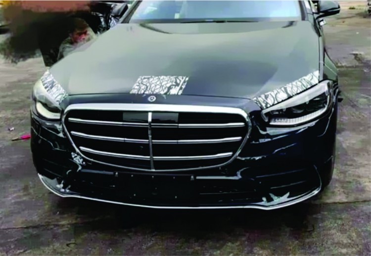 Mercedes-Benz anunció la presentación del sistema de información y entretenimiento, MBUX, con el cual se equipará el nuevo sedán de lujo Clase S 2021. Este estreno, es un adelanto al debut del vehículo que se calcula ocurrirá en los últimos meses de 2020.   El Mercedes-Benz Clase S se caracteriza por ser un referente de los avances tecnológicos de la marca, y en este caso a la esperas de su modelo 2021, no es la excepción. Como parte de un abre bocas, este miércoles 8 de julio se revelará su nuevo sistema de infoentretenimiento, MBUX.   Con el próximo Clase S, se dará apertura a la séptima generación del sedán más grande y lujoso de la gama, el cual comenzó a fabricarse a mediados de los años 50. Actualmente tiene dos centros principales de producción, uno en Alemania y otro el estado de Alabama, Estados Unidos.  La imagen del anuncio además de mostrar la que será la nueva pantalla digital del nuevo sistema MBUX, también dejó a la vista la parte delantera del buque insignia de Mercedes, revelándose así algunos detalles de su estética exterior renovada.   Innovaciones tecnológicas  Comenzando por el hecho de que, la cabina del próximo Clase S 2021 quedó al descubierto en unas fotos espías captadas, especialmente de su panel frontal, ya hay una idea de su diseño y equipo. La novedad aquí se trata de las especificaciones que Mercedes-Benz entregará del sistema multimedia y sus funciones.   Se resalta por ejemplo que la pantalla será personalizable y a través de esta se podrá acceder a las operaciones del vehículo como el sistema de ventilación, navegación por satélite, transmisión digital de audio (radio DAB), teléfono móvil, entre otras más.   Visualmente, el panel frontal se actualiza por completo. Hay una pantalla digital dedicada exclusivamente a entregar la información al conductor. El volante multifunción también fue rediseñado, la pantalla que incluirá el MBUX está en el centro.  Otros detalles como salidas de ventilación rectangulares y apliques en felpa.   Más sobre el sedán de lujo   Las fotos espías no solo han revelado el interior del Clase S 2021. Algunos rasgos de la estética exterior también quedaron expuestos y ahora con los detalles del teaser, nos podemos acercar aún más a su diseño. Nótese una gran parrilla frontal, capó voluminoso y nuevo juego de luces más estilizado.   Claramente ofrece un aire más moderno y su línea como es habitual tendrá disponible la variante de distancia entre ejes estándar y larga, Clase S en versión Mercedes-Maybach y Mercedes-AMG. Su esencia elegante y lujosa de 