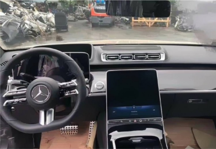 Mercedes-Benz anunció la presentación del sistema de información y entretenimiento, MBUX, con el cual se equipará el nuevo sedán de lujo Clase S 2021. Este estreno, es un adelanto al debut del vehículo que se calcula ocurrirá en los últimos meses de 2020.   El Mercedes-Benz Clase S se caracteriza por ser un referente de los avances tecnológicos de la marca, y en este caso a la esperas de su modelo 2021, no es la excepción. Como parte de un abre bocas, este miércoles 8 de julio se revelará su nuevo sistema de infoentretenimiento, MBUX.   Con el próximo Clase S, se dará apertura a la séptima generación del sedán más grande y lujoso de la gama, el cual comenzó a fabricarse a mediados de los años 50. Actualmente tiene dos centros principales de producción, uno en Alemania y otro el estado de Alabama, Estados Unidos.  La imagen del anuncio además de mostrar la que será la nueva pantalla digital del nuevo sistema MBUX, también dejó a la vista la parte delantera del buque insignia de Mercedes, revelándose así algunos detalles de su estética exterior renovada.   Innovaciones tecnológicas  Comenzando por el hecho de que, la cabina del próximo Clase S 2021 quedó al descubierto en unas fotos espías captadas, especialmente de su panel frontal, ya hay una idea de su diseño y equipo. La novedad aquí se trata de las especificaciones que Mercedes-Benz entregará del sistema multimedia y sus funciones.   Se resalta por ejemplo que la pantalla será personalizable y a través de esta se podrá acceder a las operaciones del vehículo como el sistema de ventilación, navegación por satélite, transmisión digital de audio (radio DAB), teléfono móvil, entre otras más.   Visualmente, el panel frontal se actualiza por completo. Hay una pantalla digital dedicada exclusivamente a entregar la información al conductor. El volante multifunción también fue rediseñado, la pantalla que incluirá el MBUX está en el centro.  Otros detalles como salidas de ventilación rectangulares y apliques en felpa.   Más sobre el sedán de lujo   Las fotos espías no solo han revelado el interior del Clase S 2021. Algunos rasgos de la estética exterior también quedaron expuestos y ahora con los detalles del teaser, nos podemos acercar aún más a su diseño. Nótese una gran parrilla frontal, capó voluminoso y nuevo juego de luces más estilizado.   Claramente ofrece un aire más moderno y su línea como es habitual tendrá disponible la variante de distancia entre ejes estándar y larga, Clase S en versión Mercedes-Maybach y Mercedes-AMG. Su esencia elegante y lujosa de 