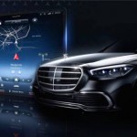 Mercedes-Benz anunció la presentación del sistema de información y entretenimiento, MBUX, con el cual se equipará el nuevo sedán de lujo Clase S 2021. Este estreno, es un adelanto al debut del vehículo que se calcula ocurrirá en los últimos meses de 2020.  El Mercedes-Benz Clase S se caracteriza por ser un referente de los avances tecnológicos de la marca, y en este caso a la esperas de su modelo 2021, no es la excepción. Como parte de un abre bocas, este miércoles 8 de julio se revelará su nuevo sistema de infoentretenimiento, MBUX.  Con el próximo Clase S, se dará apertura a la séptima generación del sedán más grande y lujoso de la gama, el cual comenzó a fabricarse a mediados de los años 50. Actualmente tiene dos centros principales de producción, uno en Alemania y otro el estado de Alabama, Estados Unidos. La imagen del anuncio además de mostrar la que será la nueva pantalla digital del nuevo sistema MBUX, también dejó a la vista la parte delantera del buque insignia de Mercedes, revelándose así algunos detalles de su estética exterior renovada.  Innovaciones tecnológicas Comenzando por el hecho de que, la cabina del próximo Clase S 2021 quedó al descubierto en unas fotos espías captadas, especialmente de su panel frontal, ya hay una idea de su diseño y equipo. La novedad aquí se trata de las especificaciones que Mercedes-Benz entregará del sistema multimedia y sus funciones.  Se resalta por ejemplo que la pantalla será personalizable y a través de esta se podrá acceder a las operaciones del vehículo como el sistema de ventilación, navegación por satélite, transmisión digital de audio (radio DAB), teléfono móvil, entre otras más.  Visualmente, el panel frontal se actualiza por completo. Hay una pantalla digital dedicada exclusivamente a entregar la información al conductor. El volante multifunción también fue rediseñado, la pantalla que incluirá el MBUX está en el centro.  Otros detalles como salidas de ventilación rectangulares y apliques en felpa.  Más sobre el sedán de lujo  Las fotos espías no solo han revelado el interior del Clase S 2021. Algunos rasgos de la estética exterior también quedaron expuestos y ahora con los detalles del teaser, nos podemos acercar aún más a su diseño. Nótese una gran parrilla frontal, capó voluminoso y nuevo juego de luces más estilizado.  Claramente ofrece un aire más moderno y su línea como es habitual tendrá disponible la variante de distancia entre ejes estándar y larga, Clase S en versión Mercedes-Maybach y Mercedes-AMG. Su esencia elegante y lujosa de 