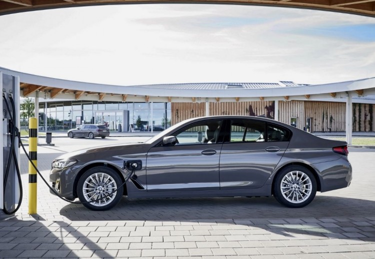 bmw 320e y 520e, bmw 320e y 520e nuevas versiones, bmw 320e y 520e hibridos enchufables, bmw 320e y 520e sedan, bmw 320e y 520e touring, bmw 320e y 520e caracteristicas, bmw 320e y 520e motor, bmw 320e y 520e prestaciones, bmw 320e y 520e fotos
