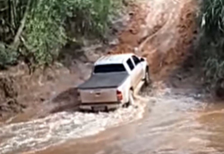 toyota, pick-up, video de la Toyota Hilux, Toyota Hilux 2016, Toyota Hilux en el rio, Toyota Hilux logra salir de un rio, Toyota Hilux escapa del rio, Toyota Hilux