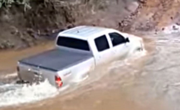 toyota, pick-up, video de la Toyota Hilux, Toyota Hilux 2016, Toyota Hilux en el rio, Toyota Hilux logra salir de un rio, Toyota Hilux escapa del rio, Toyota Hilux