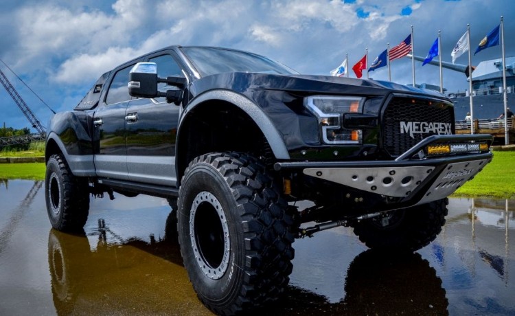 MegaRexx MegaRaptor es una F-250 Super Duty convertida en tremenda ...