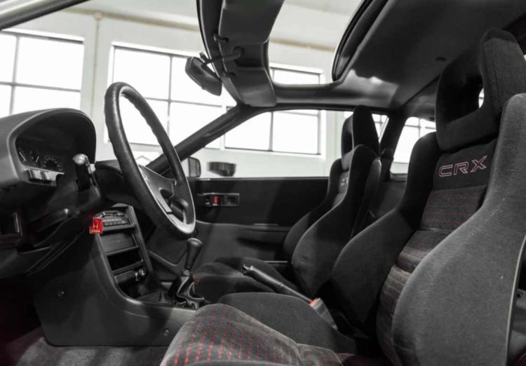 HONDA-CRX-1990-INTERIOR