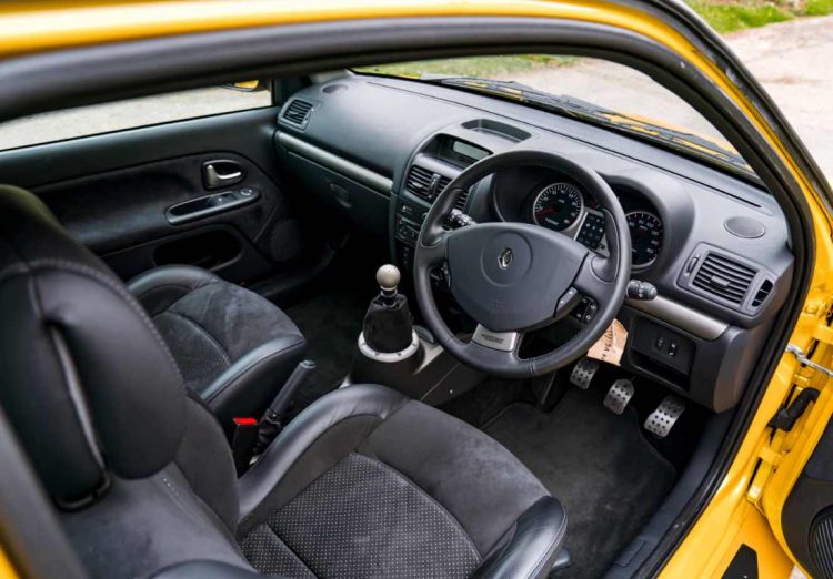 RENAULT-CLIO-V6-INTERIOR