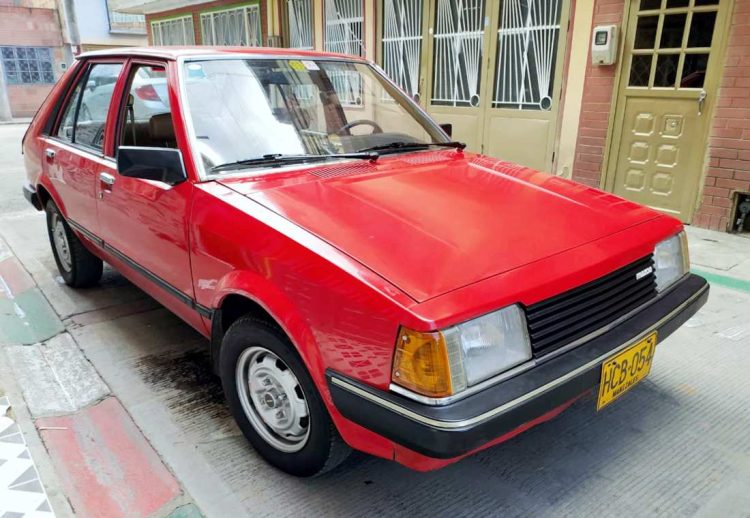 Mazda 323 hatchback 1981, el más antigüo de Colombia.