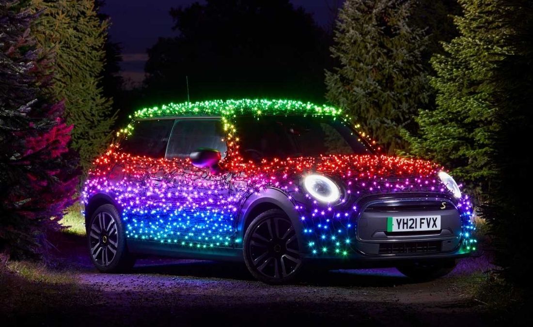 MINI Cooper SE eléctrico navideño