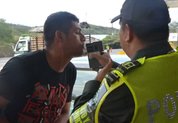 prueba-de-alcholemia-policia-de-colombia