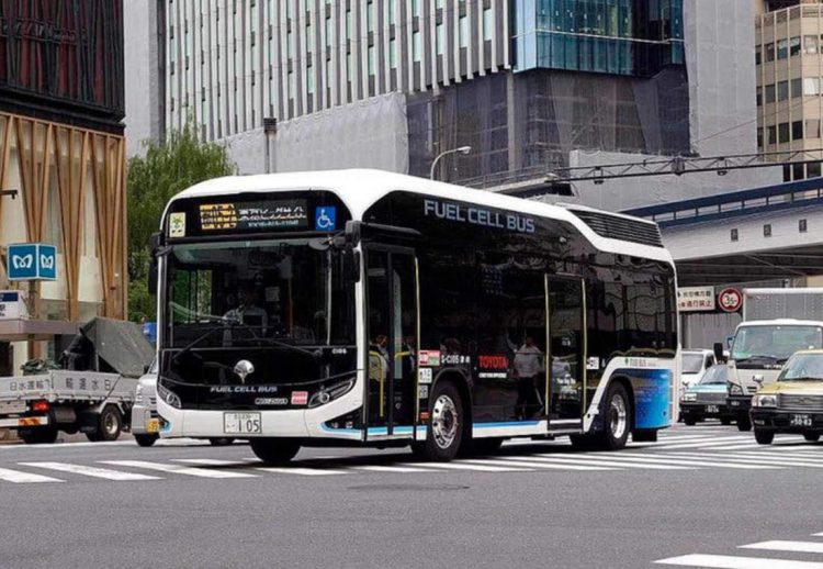 autobús eléctrico toyota, hino e isuzu