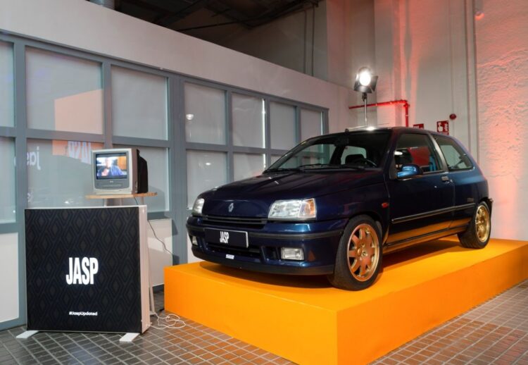 Renault recuerda al icónico Clio Williams