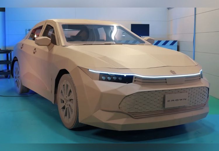 Toyota Crown de cartón corrugado