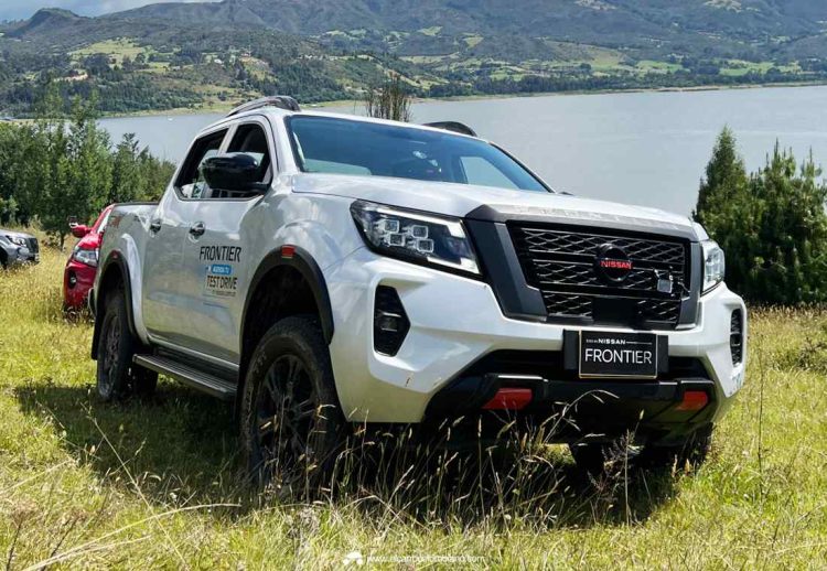 Nissan Frontier 2023 gasolina Colombia