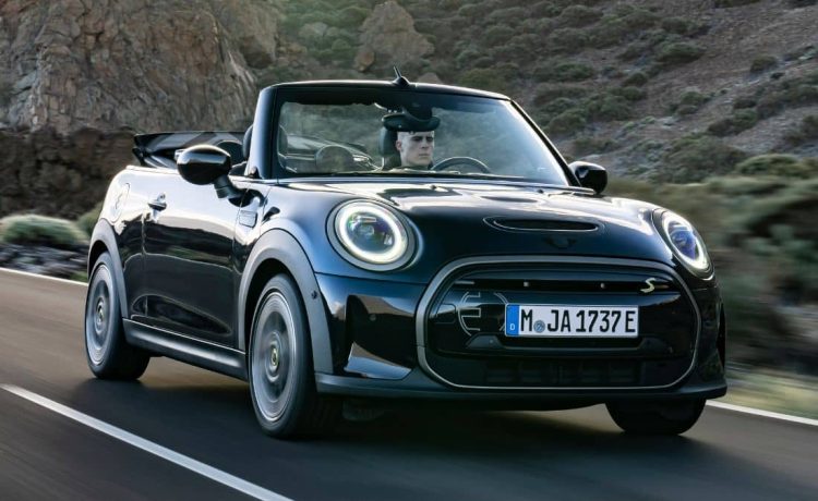MINI presentó su primer convertible eléctrico, el Cooper SE Cabrio 2023