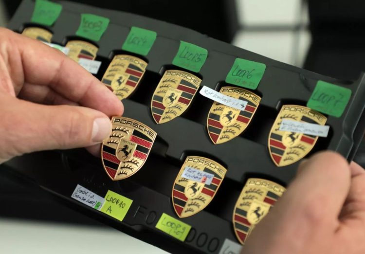 Porsche renueva su escudo