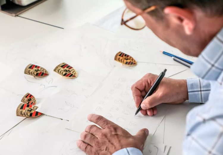 Porsche renueva su escudo