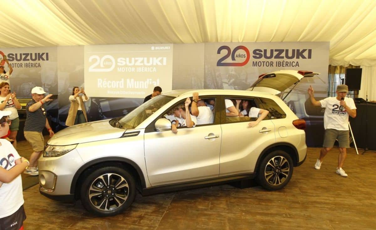 Suzuki Vitara demostró de que está hecha y batió récord mundial: le caben  ¡23 personas!