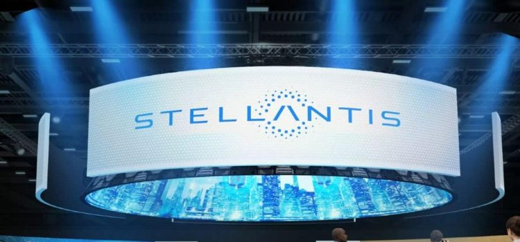 Stellantis quiere reducir el peso de las baterías de autos eléctricos