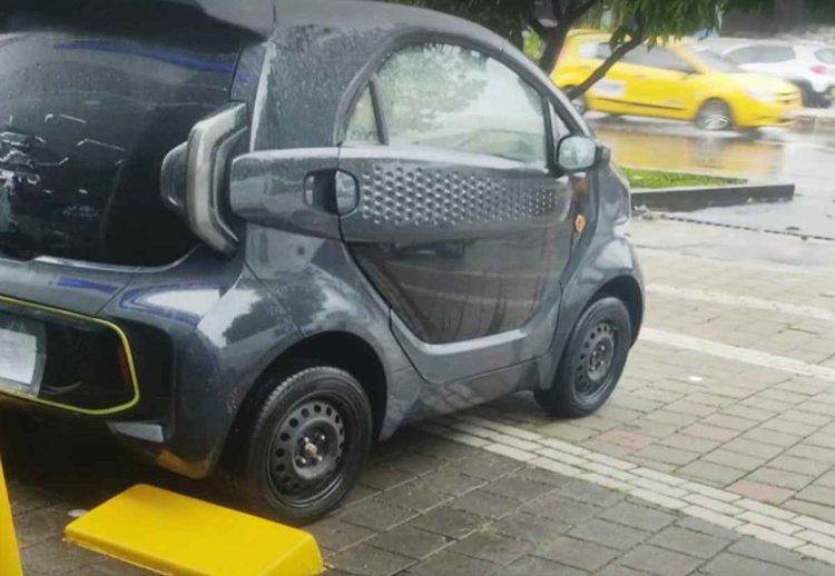 XEV Yoyo mini carro eléctrico pruebas en Colombia Auteco Mobility