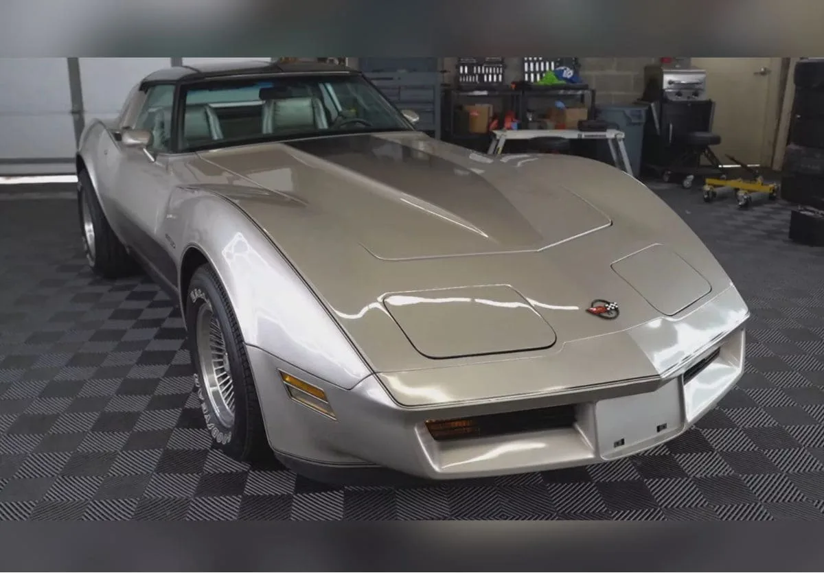 Chevrolet Corvette de 1982 abandonado