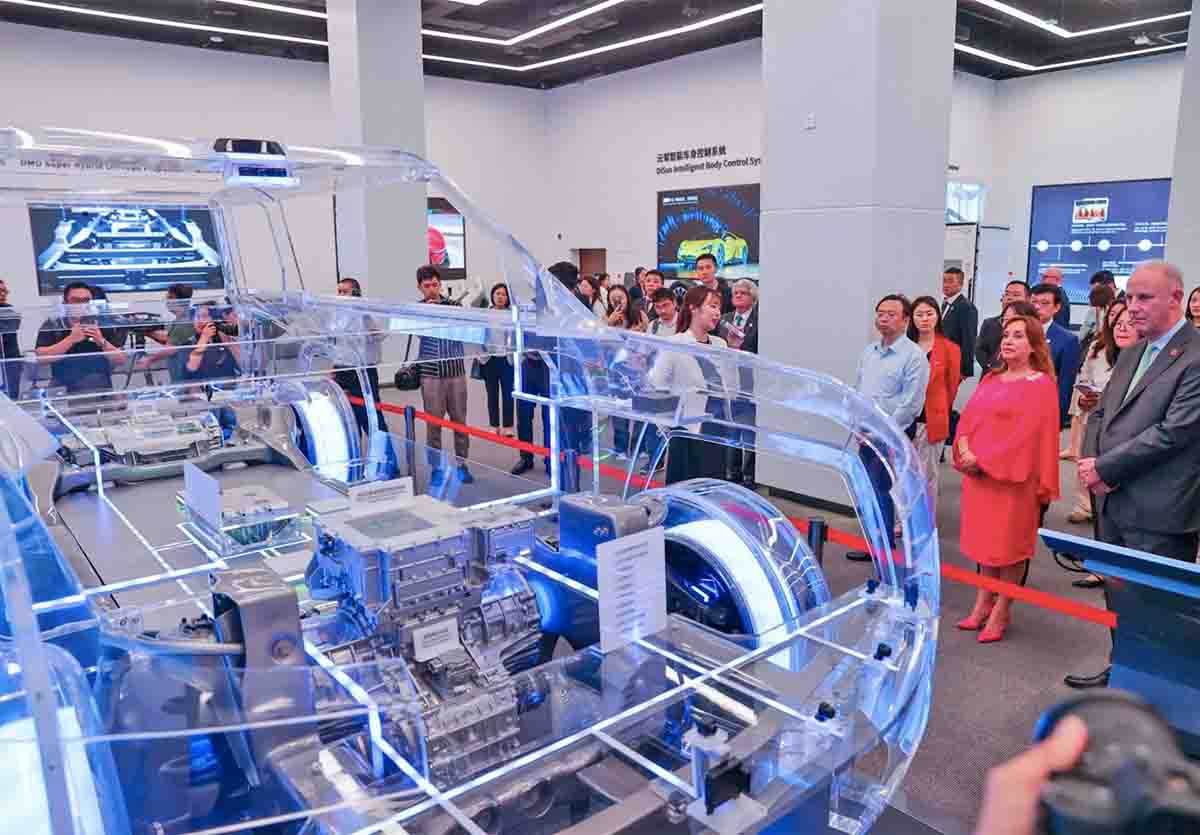 Perú invita a BYD a establecer una planta de carros eléctricos