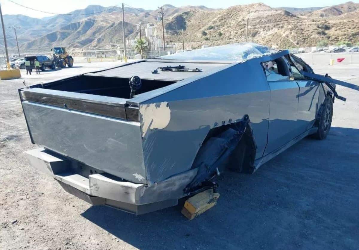 esta Tesla Cybertruck CyberBeast se volco