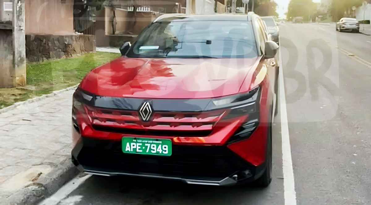 Renault Boreal roja en la calle
