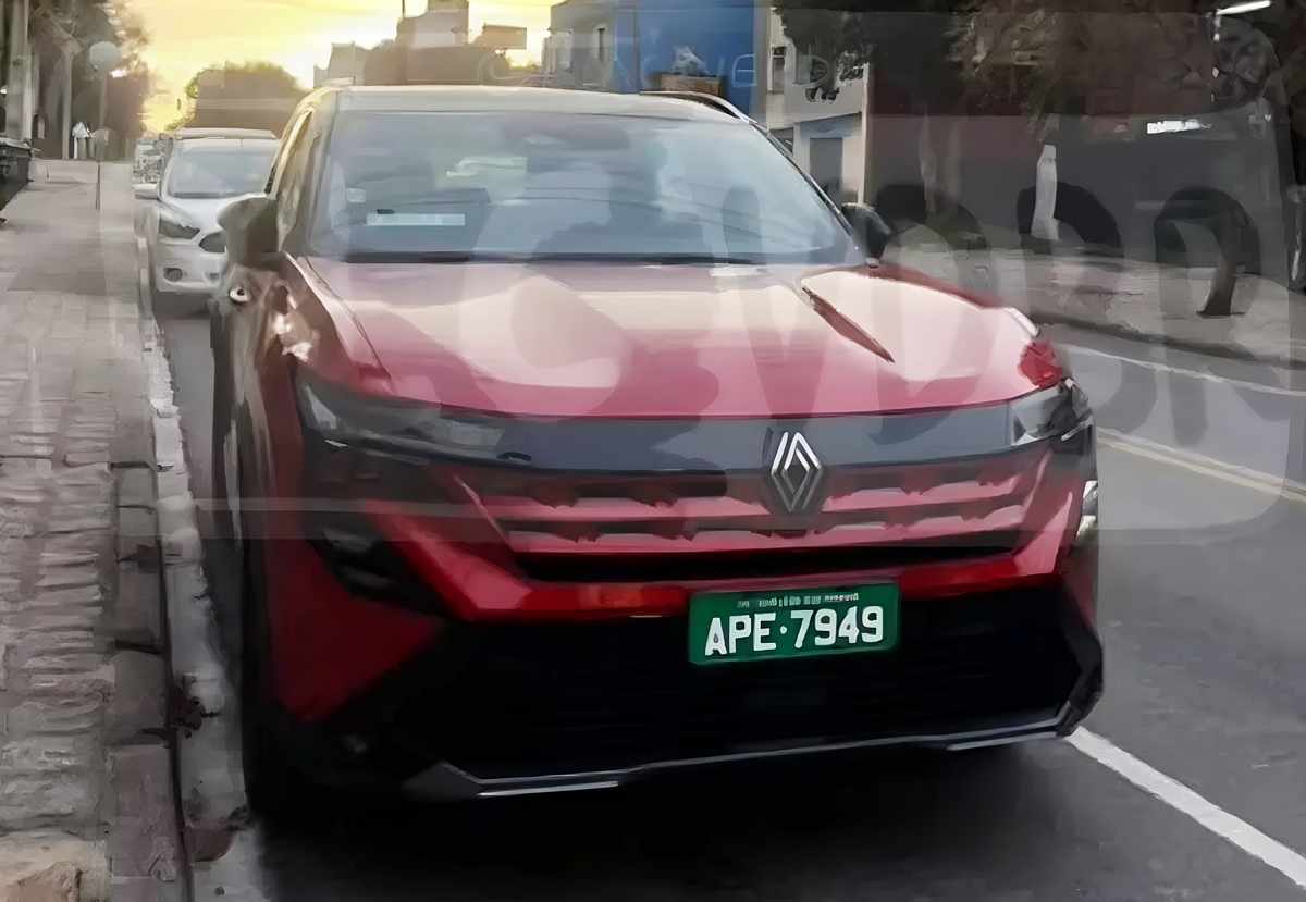 Renault Boreal roja en la calle