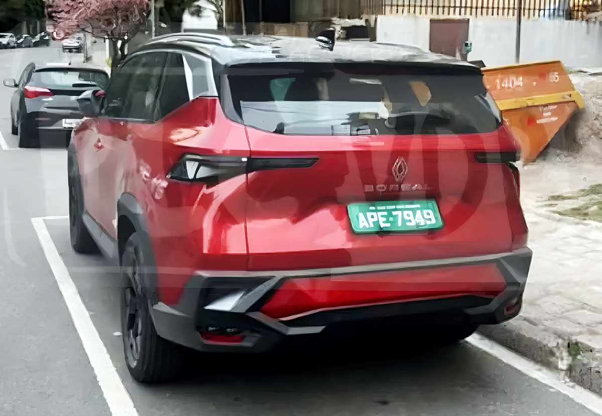 Renault Boreal roja en la calle
