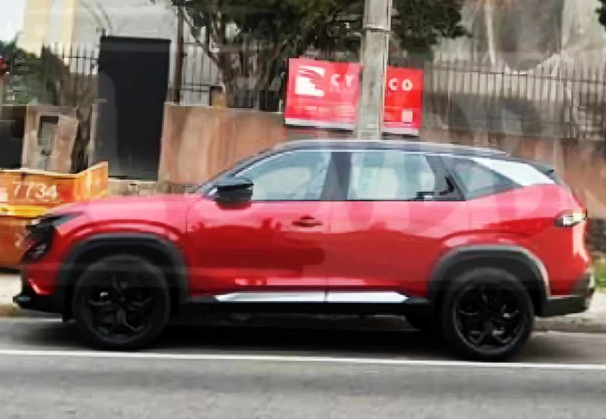 Renault Boreal roja en la calle