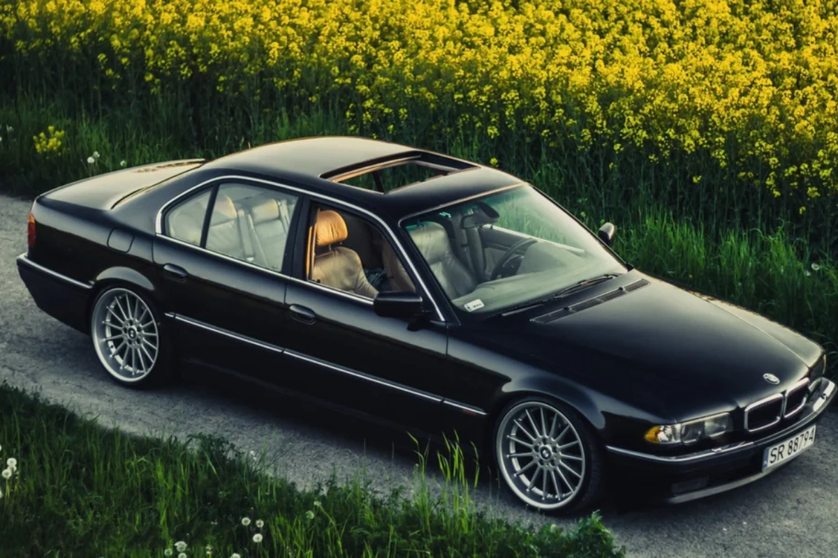 BMW Serie 7 E38, BMW militarizado, Ucrania guerra, vehículos improvisados guerra, lanzacohetes MLRS, autos civiles en conflicto, defensa territorial Ucrania, BMW convertido en arma