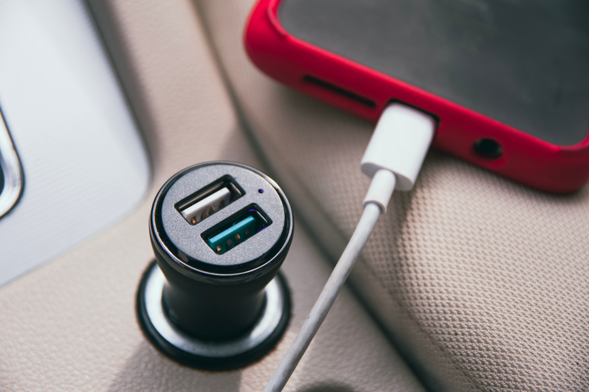 batería del celular cargar el celular en el carro Apple CarPlay Android Auto degradación de batería sobrecalentamiento smartphone