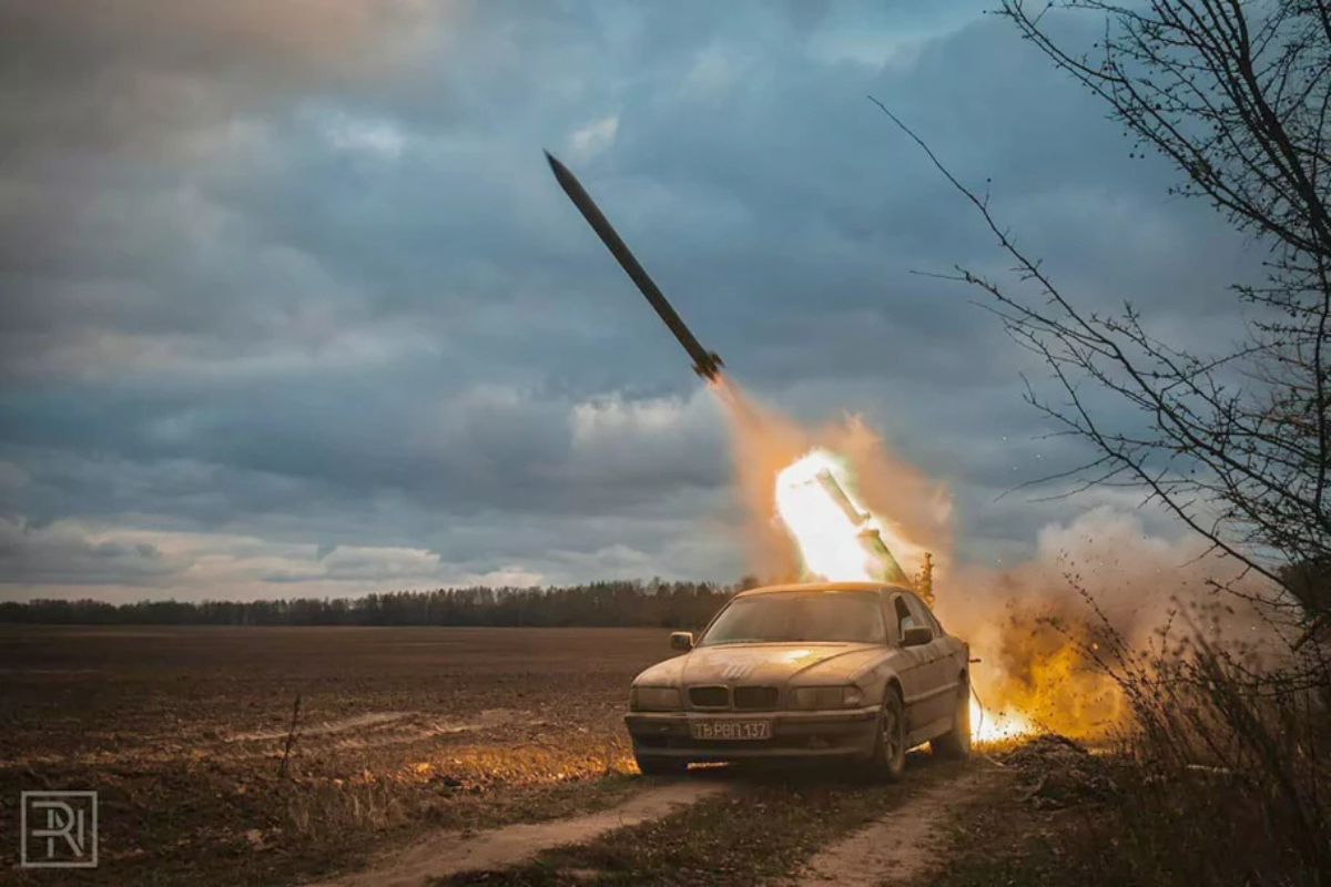 BMW Serie 7 E38, BMW militarizado, Ucrania guerra, vehículos improvisados guerra, lanzacohetes MLRS, autos civiles en conflicto, defensa territorial Ucrania, BMW convertido en arma