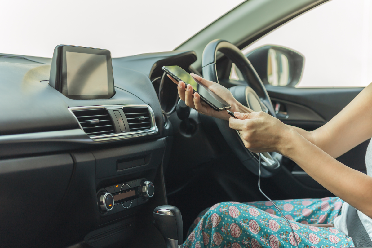 batería del celular cargar el celular en el carro Apple CarPlay Android Auto degradación de batería sobrecalentamiento smartphone