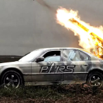 BMW Serie 7 E38, BMW militarizado, Ucrania guerra, vehículos improvisados guerra, lanzacohetes MLRS, autos civiles en conflicto, defensa territorial Ucrania, BMW convertido en arma