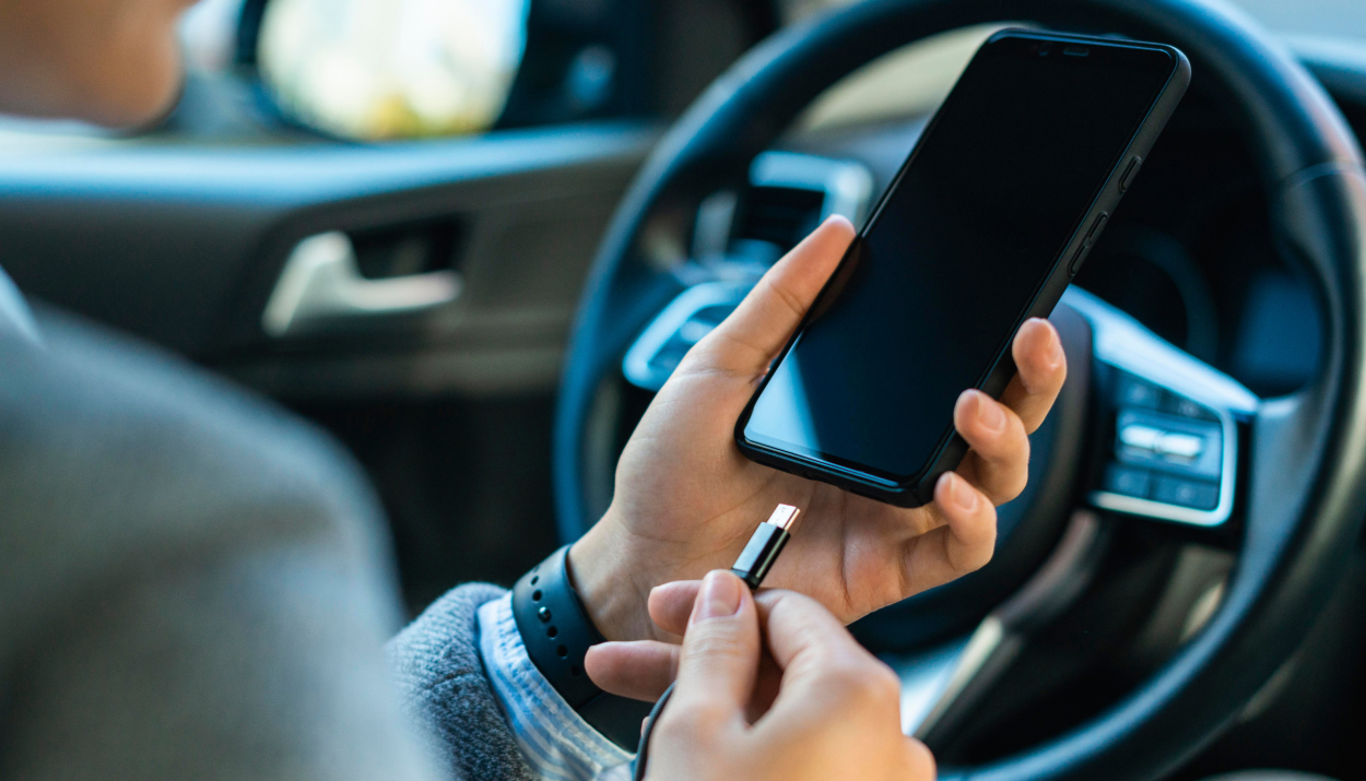 batería del celular cargar el celular en el carro Apple CarPlay Android Auto degradación de batería sobrecalentamiento smartphone