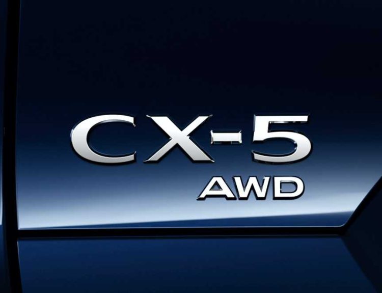Mazda CX-5 2026, nuevo color Azul Marino, emblema