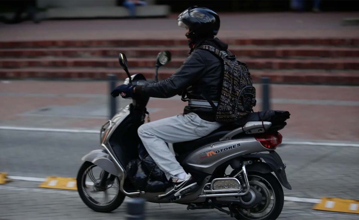 Motos eléctricas tipo moped circulando por ciclorruta en Bogotá tras Ley 2486